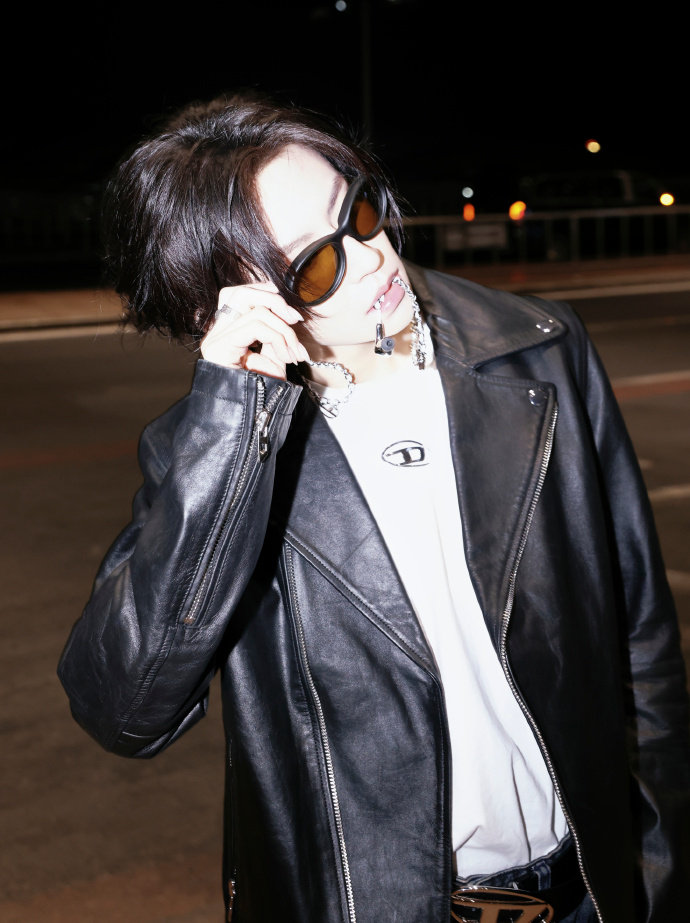 小鬼王琳凯长耳链 小鬼王琳凯出发米兰 酷帅有型的小鬼王琳凯已上线！皮衣的硬朗碰撞