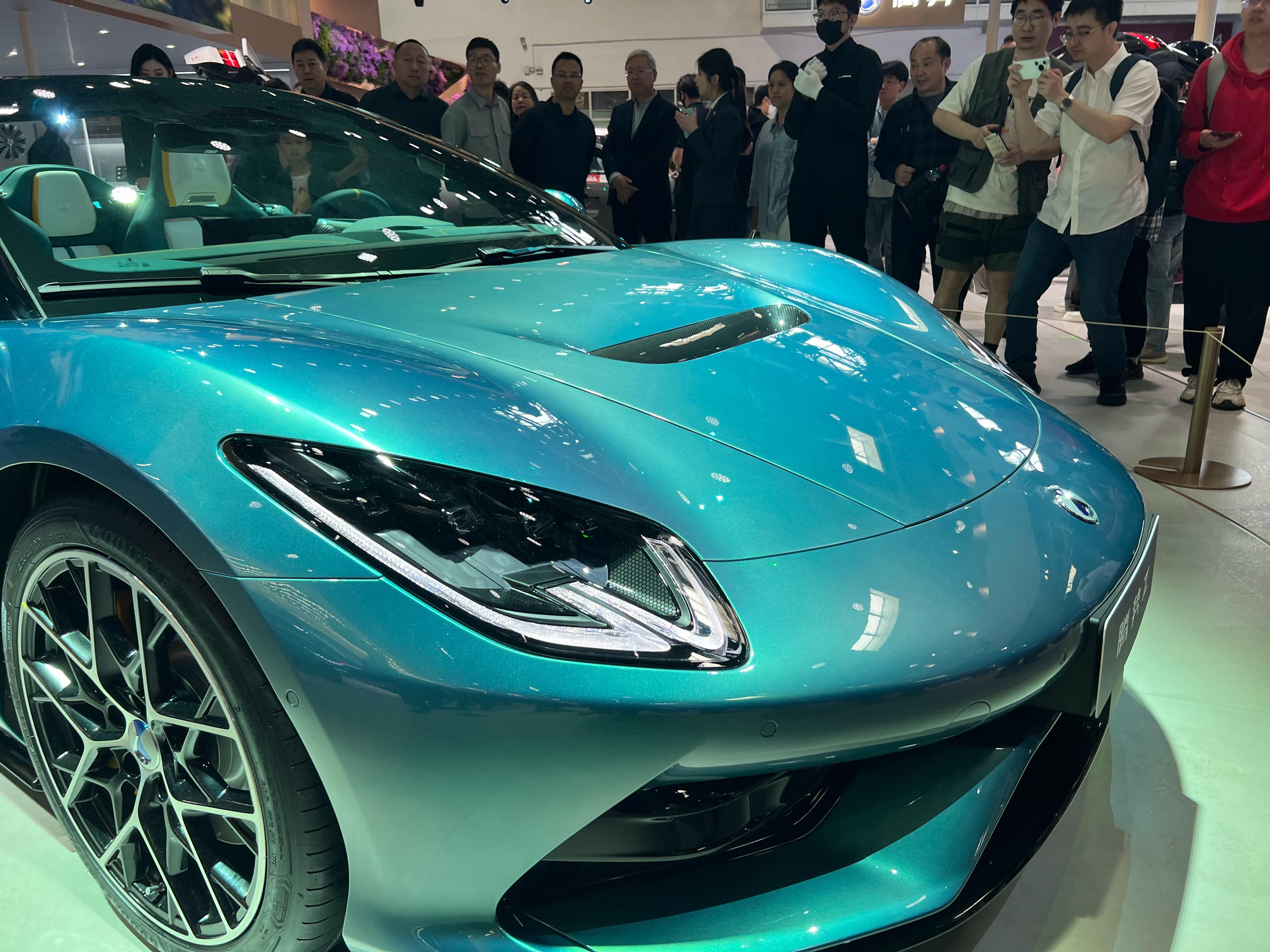 腾势Z敞篷版，实车挺好看的，对镀铬条的使用很克制，审美进步了技术上，搭载易三方、