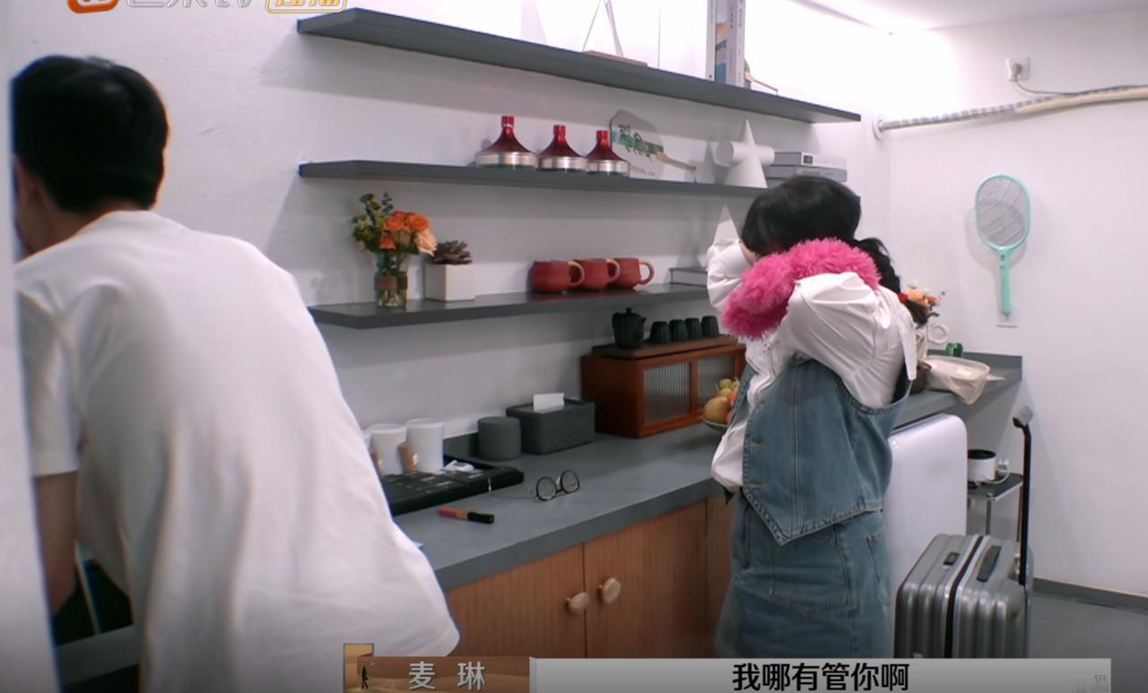 家庭中的”牺牲感“会摧垮一个人的情绪。
综艺节目《再见爱人4》中麦麦就是这样的，