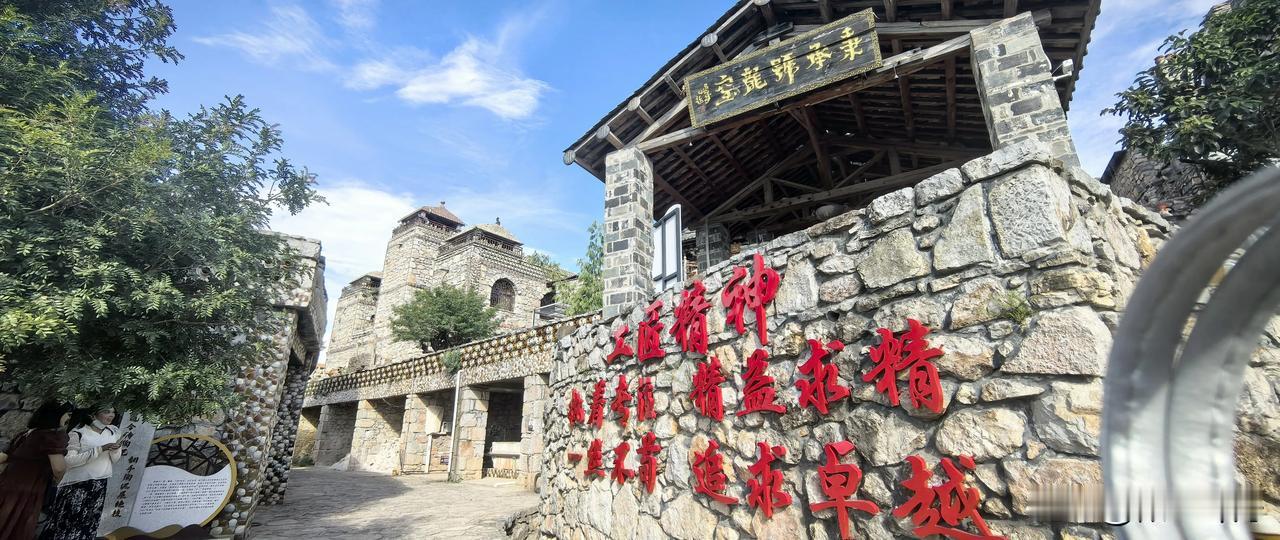 #分享一张你在云南的照片#
彩云之南山水有情。建水贝山陶庄，手艺人的艺术生活。湖