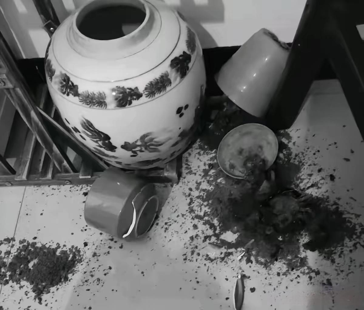 78岁老人出殡，侄子要3万才肯摔老盆，老人的大女儿没有惯着，一个举动让侄子傻眼了