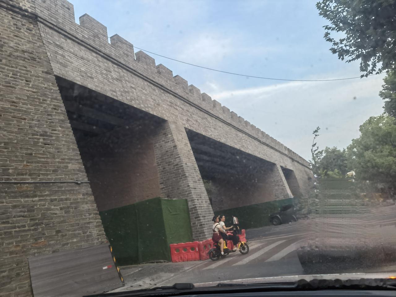 东门口的城墙贯通工程已经到位了
从桥底下走
总感觉怪怪的
不太和谐的样子
跟我看