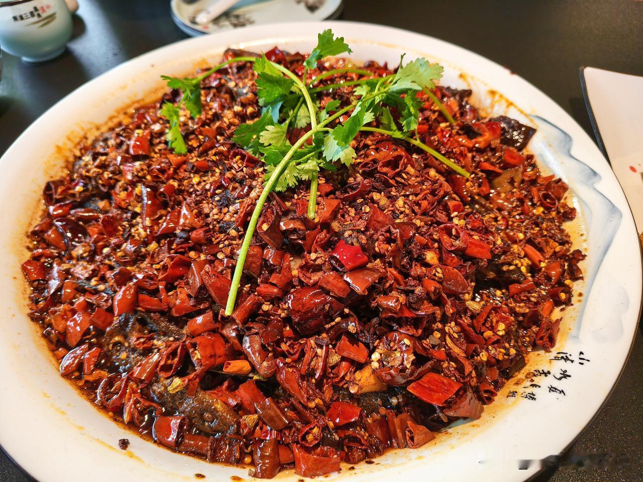 前阵子我媳妇的妹妹来汉中游玩，问她想吃点什么，她说既然到了汉中，肯定得吃鱼，那选