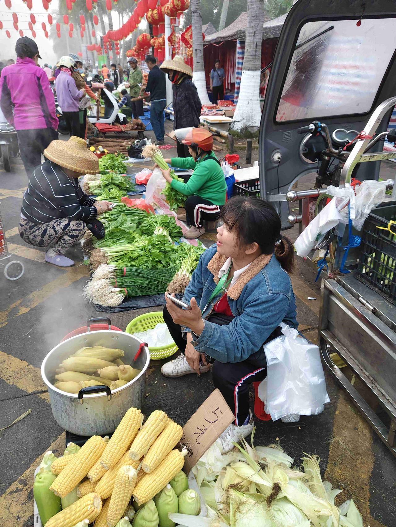 我的今日状态：😁轻松愉快
我这里的天气：阴
早市上熙熙攘攘，烟火气十足