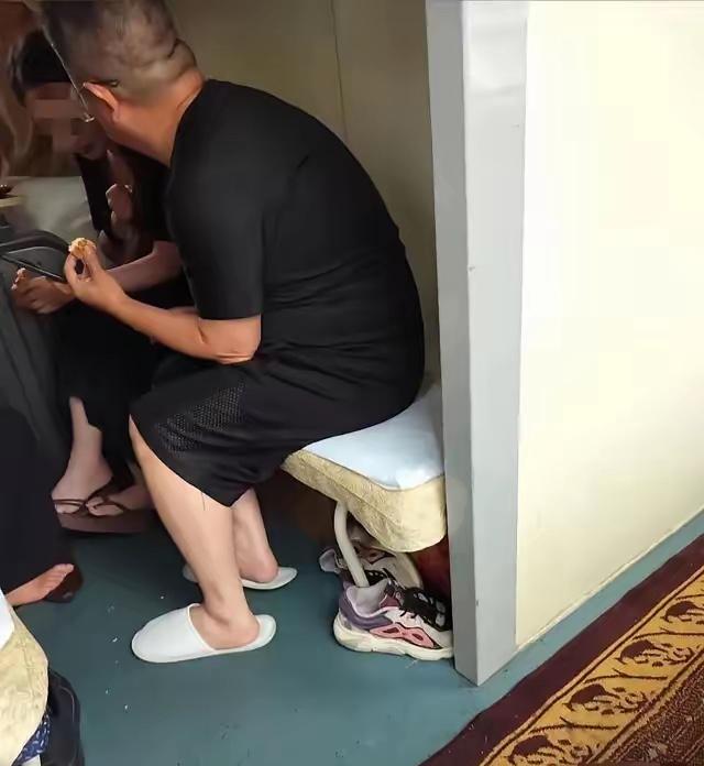 现在全网最尴尬的男人就是衡阳绿皮火车上那个自称四川籍贯的中年男子了吧。不是因为他