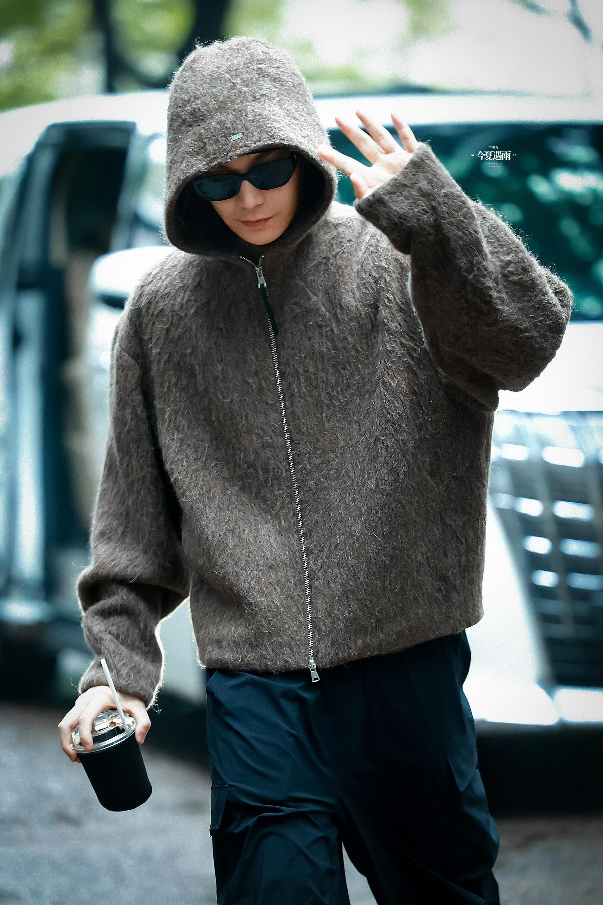 丁禹兮今日上班路透，毛茸茸的好想rua 