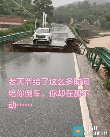关键的时候，有的人可能就迷糊了。
从视频上看这个情况，车子完全可以挂倒档，开离这