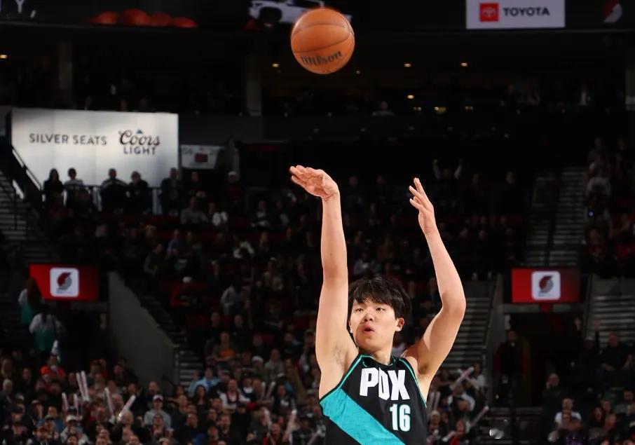 杨瀚森数据在队史首见开拓者110-127不敌太阳，杨瀚森本场出战13分钟，7投4