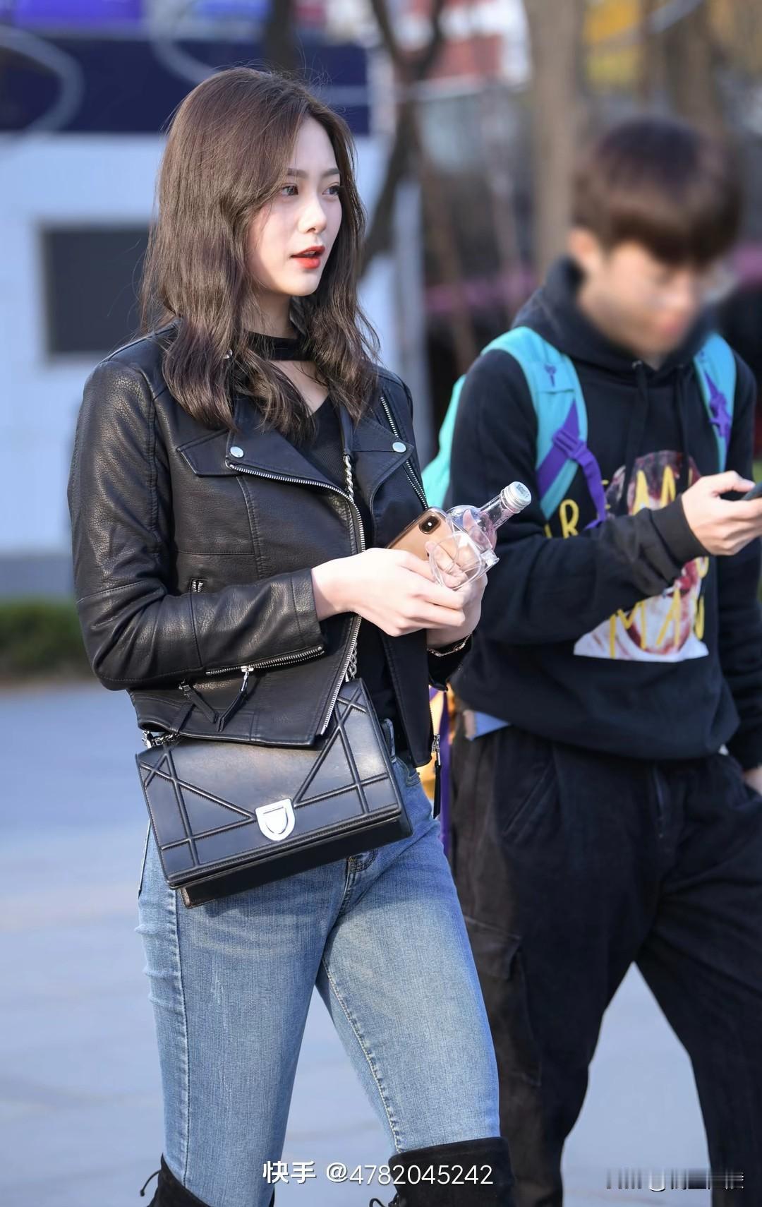 在街头看到拥有好身材和好容貌的人，谁能不心动呢？这大长腿简直绝了。长得还特别好看