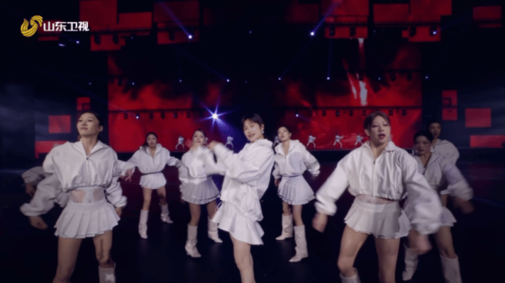 李宇春白裙和机器人跳无价之姐 气场全开！李宇春一袭白裙唱跳经典，机器人整齐伴舞超