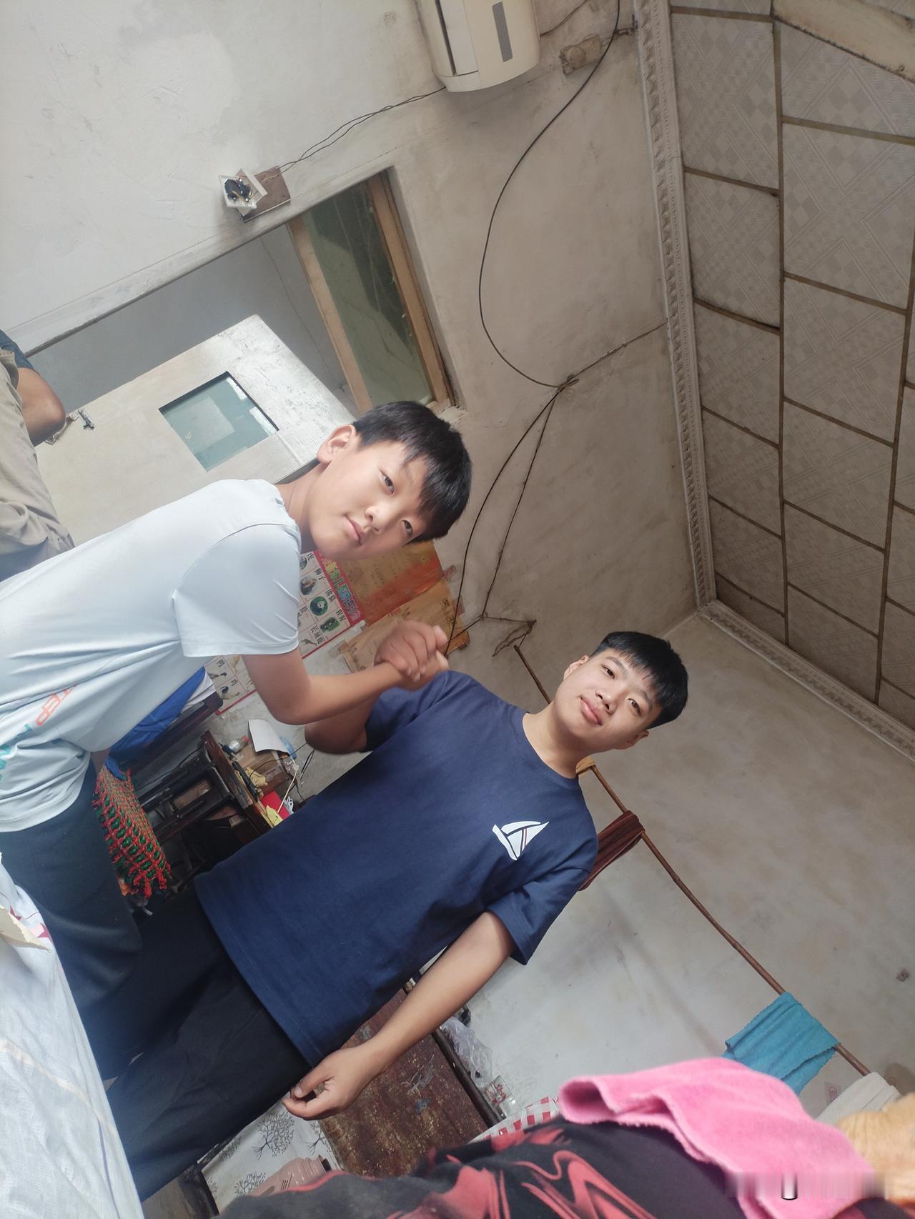 今日又回到了，自己的家，再一次，在父亲的目光中远离了他。母亲这次也是非常不舍，可