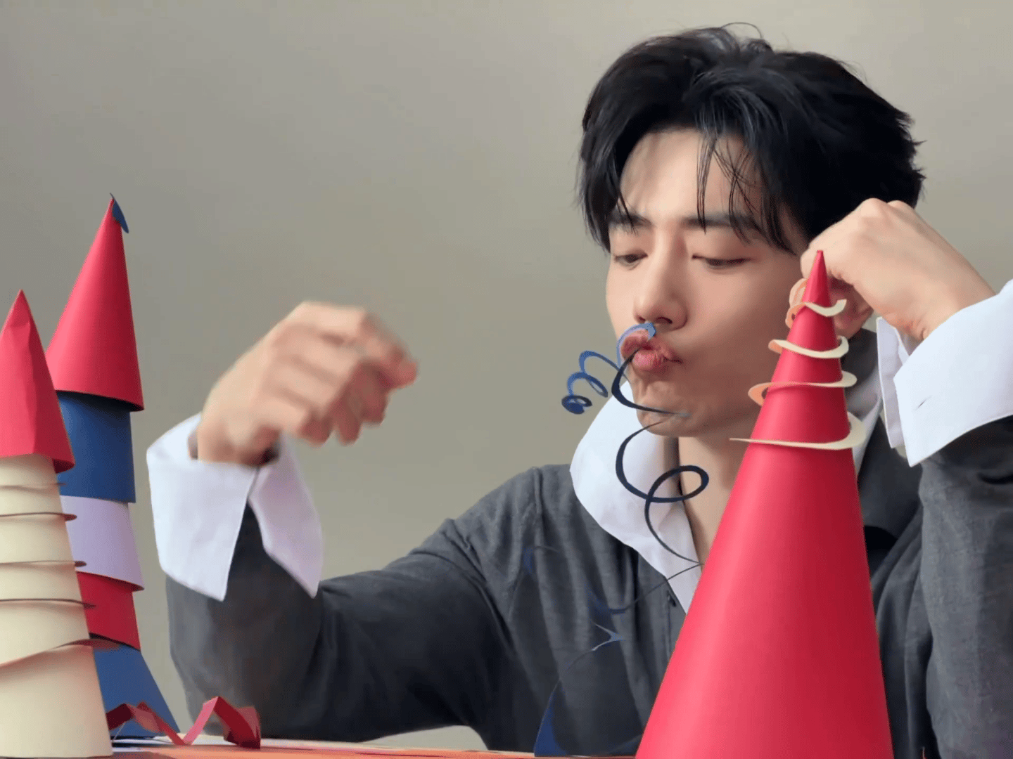 肖战[超话]肖战闭眼是在忍痛吗迷迷糊糊的哥哥[哈哈]晚风裹挟秋日独有的温柔，赴一