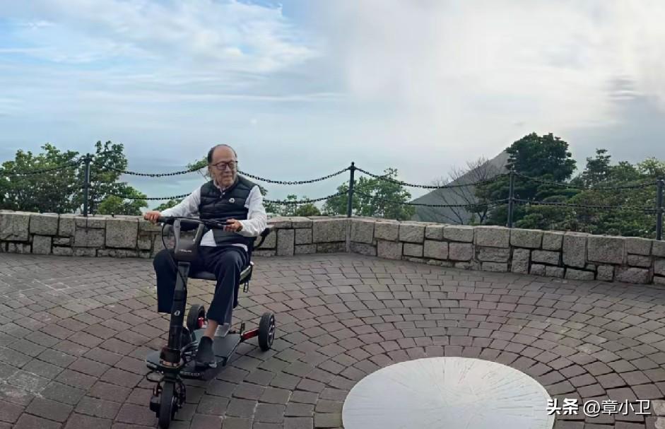 成精了，97岁还骑电动车香港李嘉诚