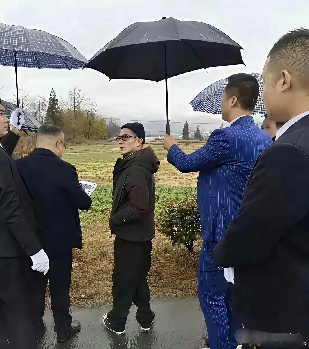 这绝对是郭富城最想删除的一张照片！ 