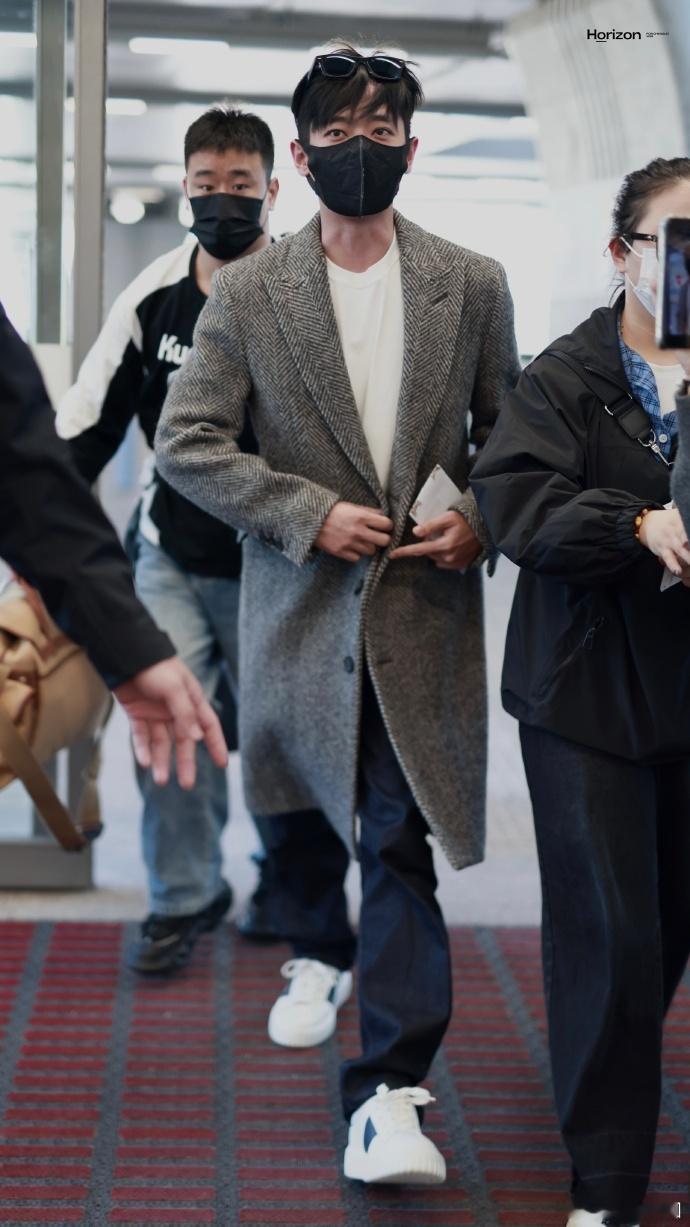 #丞磊秋日大衣look##丞磊格纹大衣look# 丞磊开启云南录制《奔跑吧》之行