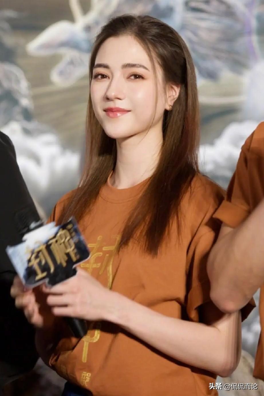 原来娜然和霍启山相识有10年多了，娜然想要彻底进入霍家还是有些难度的，相比于大嫂