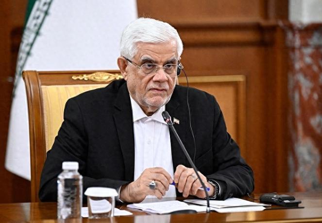 伊朗背后似乎站着一位擅长布局的战略人物，又抛出一招颇有意味的棋局指向美国。

当