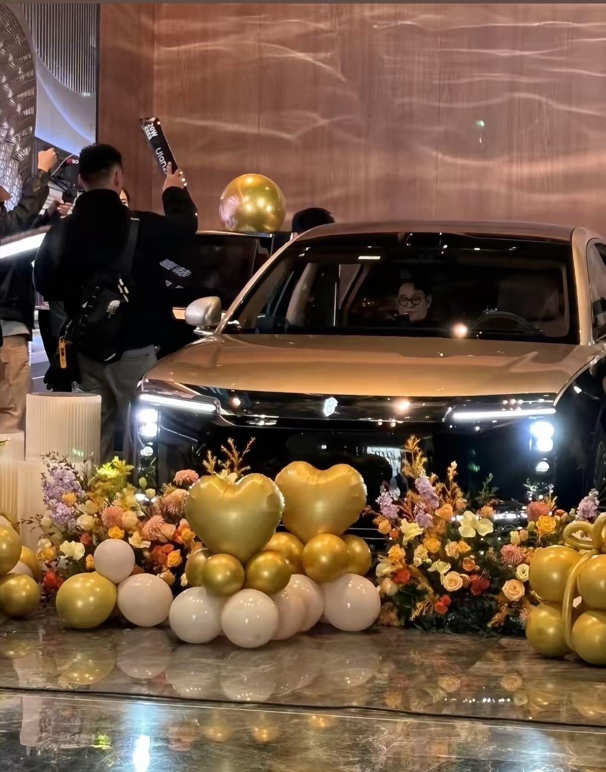 李连杰提尊界了。

突然发现今天是尊界第1万台车下线仪式，产能确实提升上来了，各