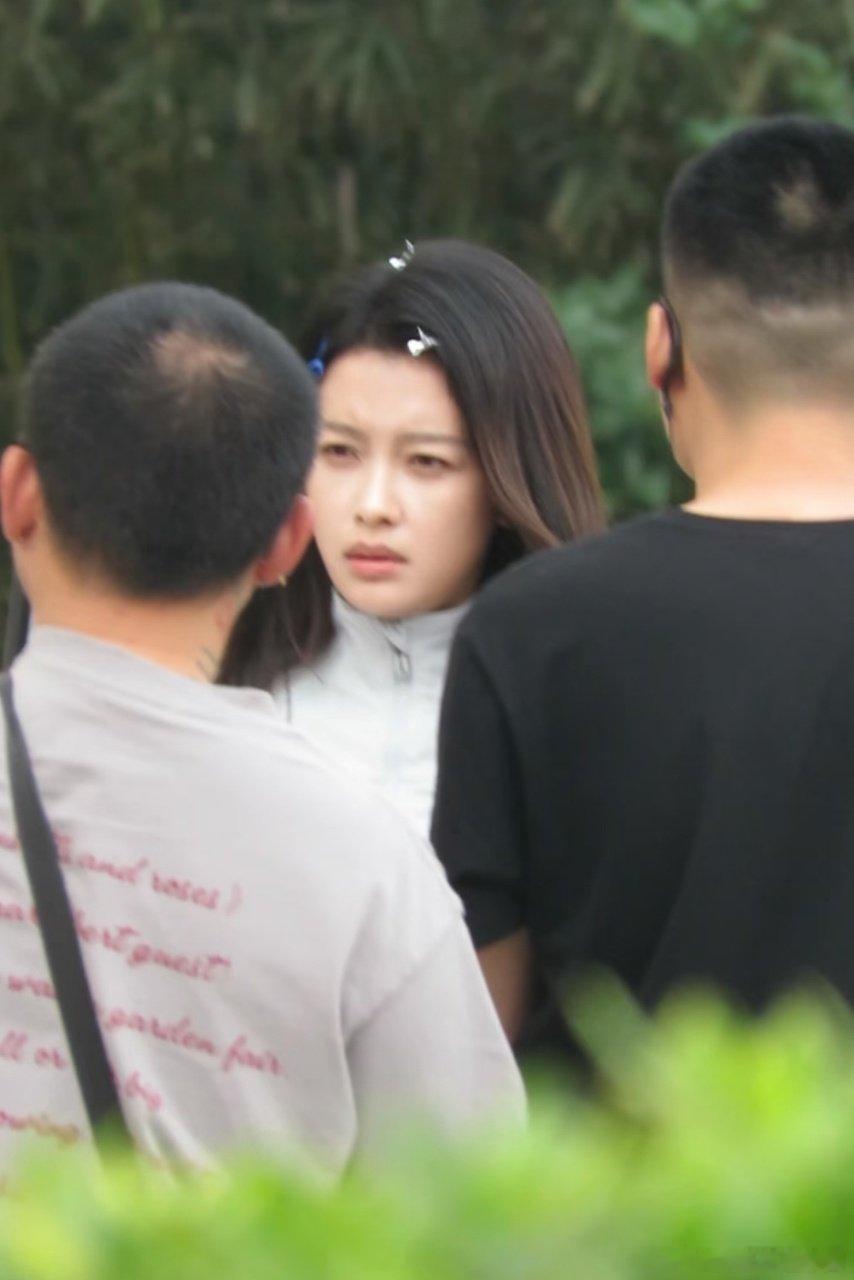 孙怡反差造型雷霆出击谁给孙怡做的雷霆造型孙怡金发朋克造型冲击力拉满，甜妹秒变拽姐