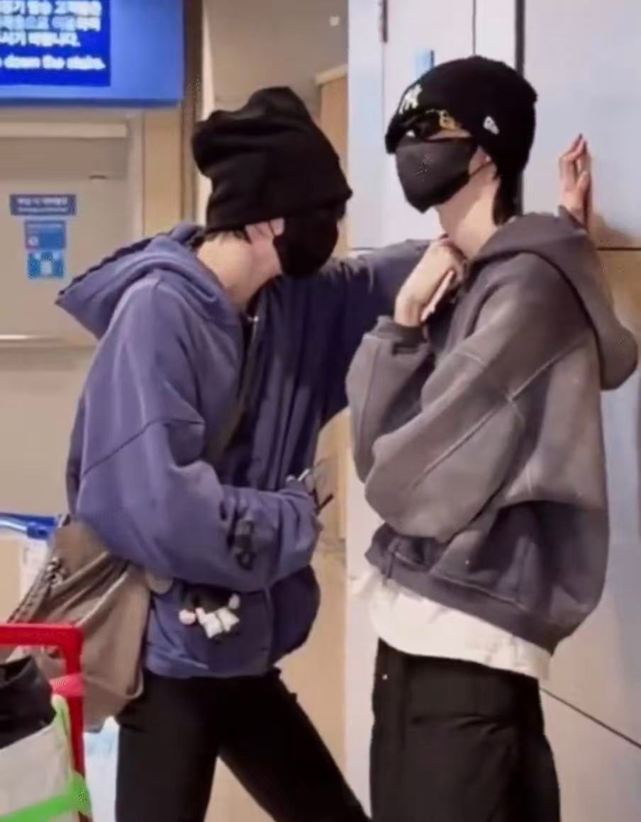 童禹坤壁咚黄朔童禹坤黄朔机场路透童禹坤黄朔机场路透，艾玛。