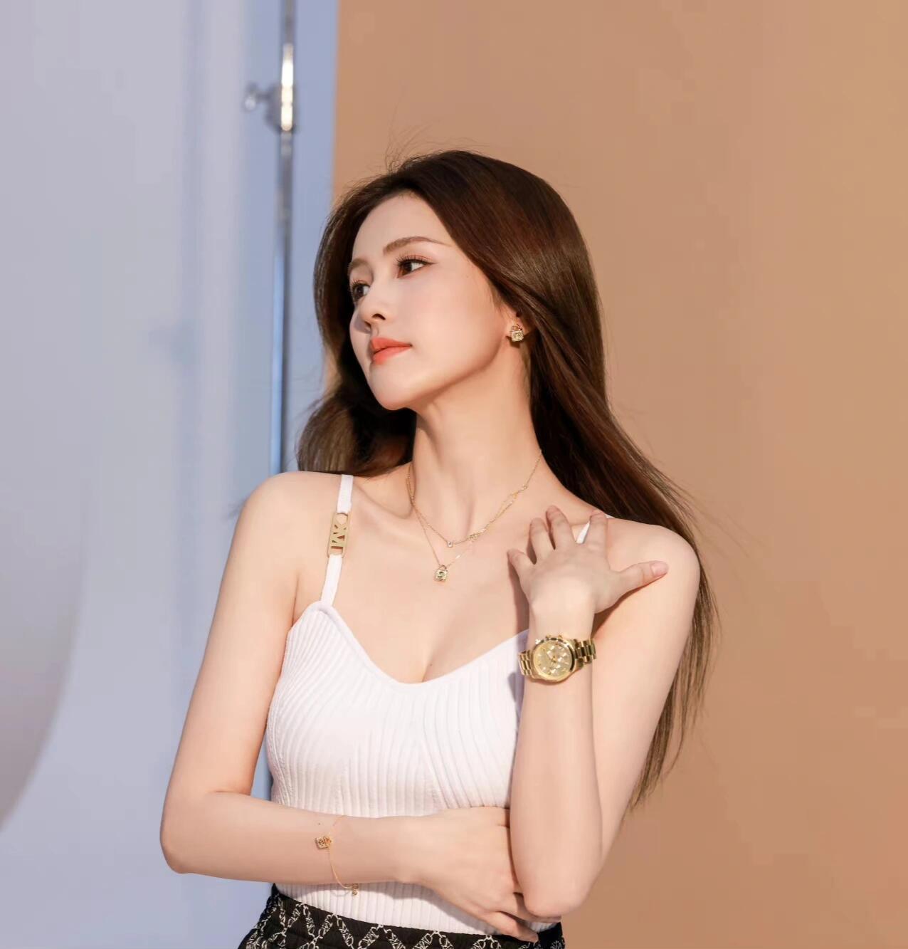 白鹿
光在肩线折叠成温柔的弧度
白吊带牵着细碎的风
把午后的暖，织进每一道竖纹里