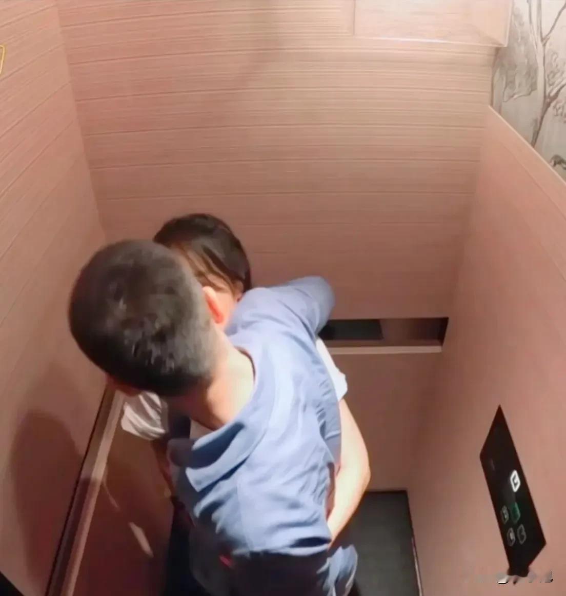 朱丹、周一围夫妇结婚7年，爱情依然保鲜。
一走进电梯，周一围搂住朱丹，开始亲亲，