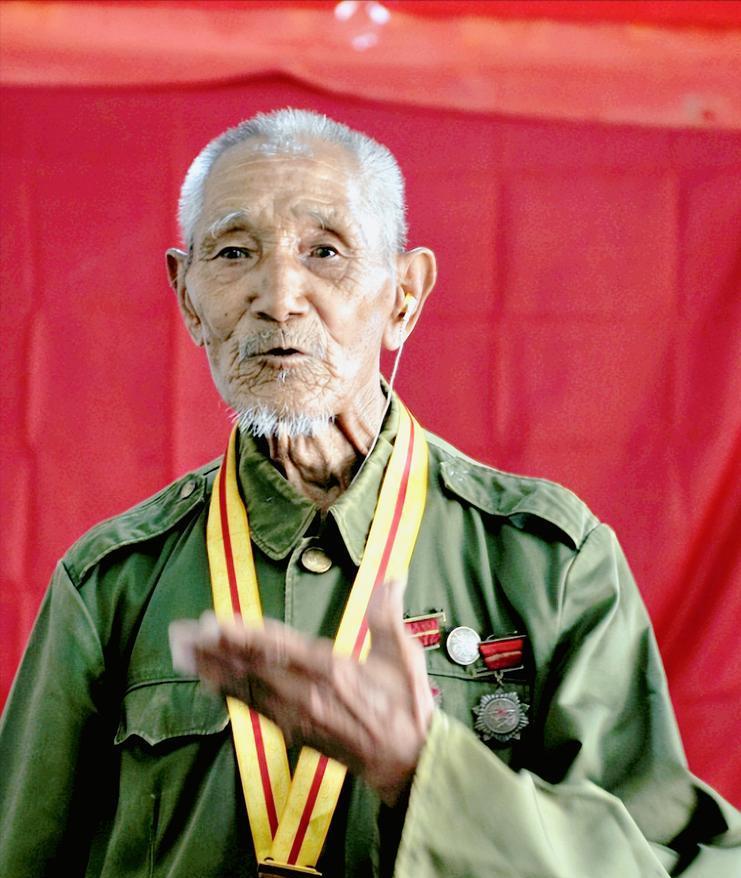 “鬼子比中国人了解中国？别不信！我们活捉了一个鬼子，身上有“千人针”和一本日记，
