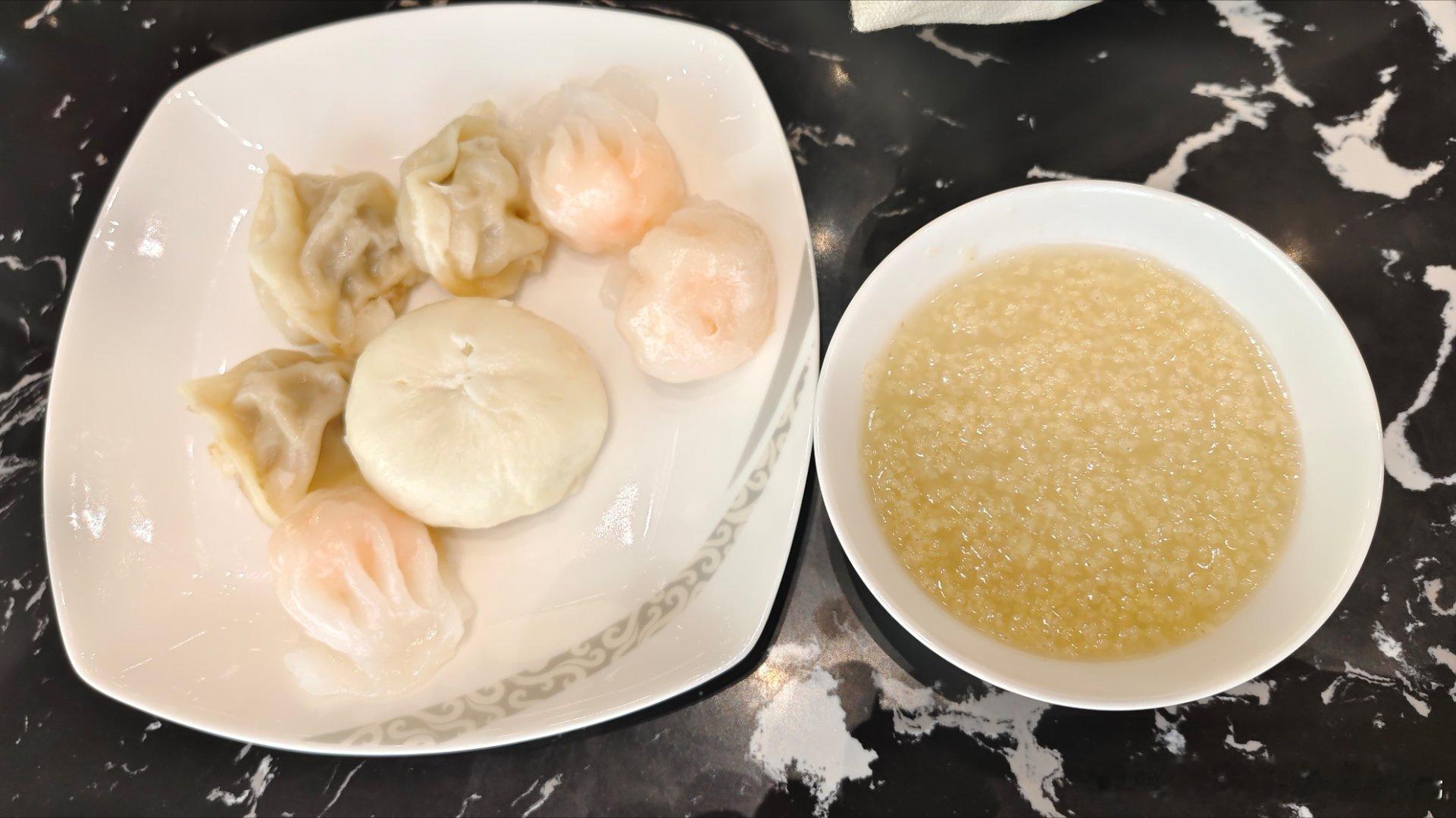 好好来顿中国早点，后面的十几天都吃不到了。这航空公司我第一次坐，有坐过的兄弟嘛？