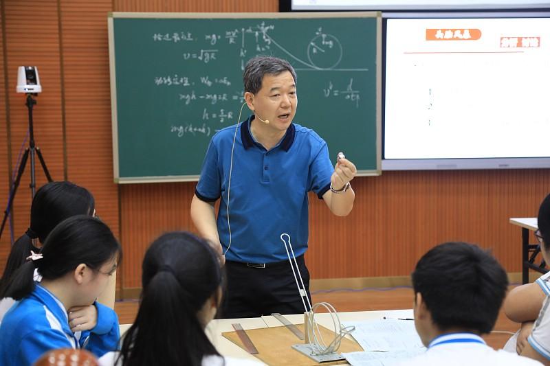 中科大在高中设的基地班，本质就是提前把拔尖苗子的培养端口往高中挪，相当于把高校的