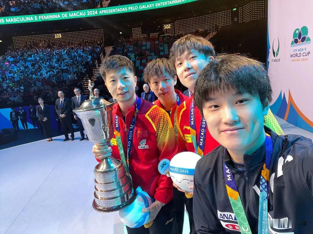 张本智和，张本美和，日本兄妹二人拿起手机，和中国乒乓球选手合影

日本兄妹拿到了