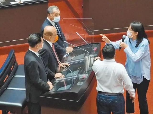 郑丽文前景不妙，台湾岛内已经有人开始算计这位国民党主席。

郑丽文当选国民党主席