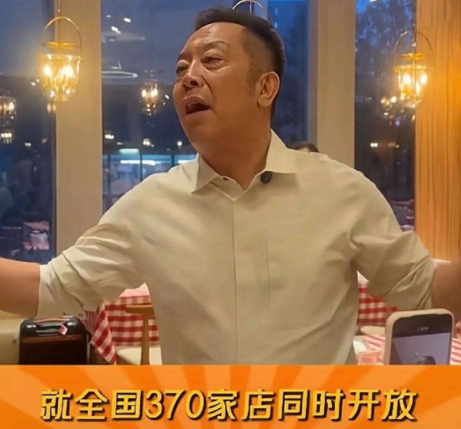 就在贾国龙前脚说全国门店后厨全部开放，后脚就有记者挤爆“西贝”后厨。

当记者问