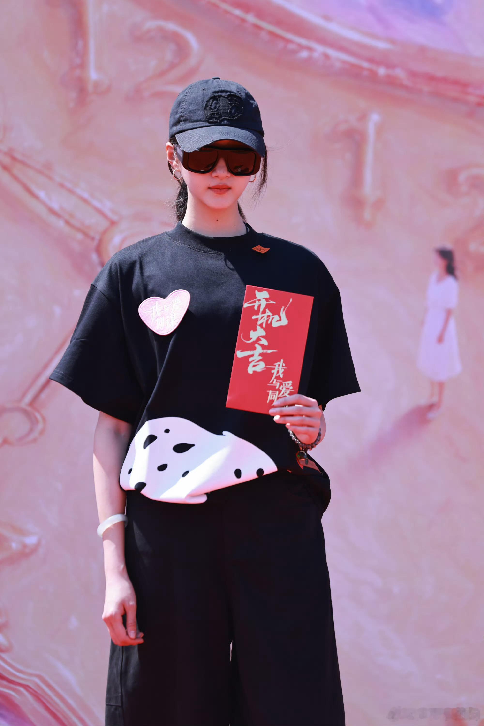 李兰迪压番关晓彤首先关晓彤友情出演没有番位一说，其次是已官宣过的又被改顺序很无奈