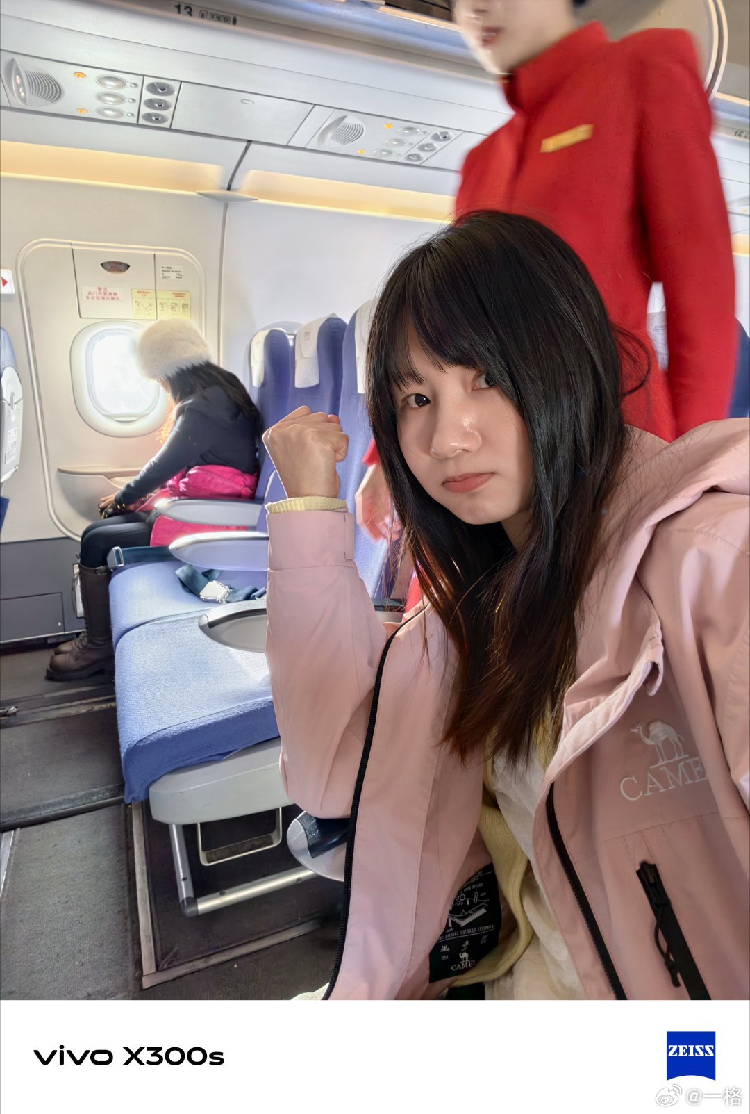 空姐在跟我们讲解坐安全出口的注意事项与责任，不能让别人随意过来打开，如果遇到事情