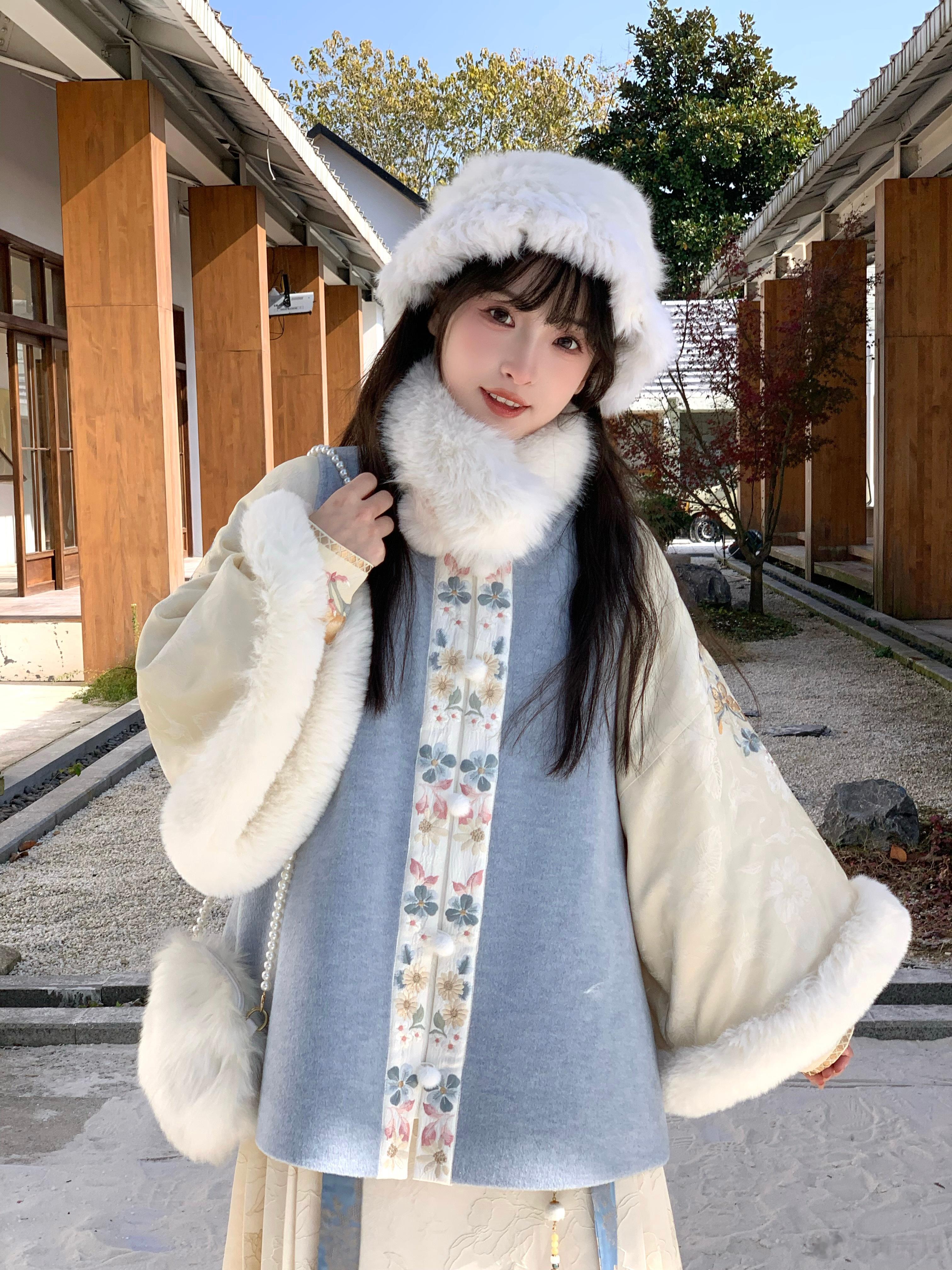 冬日小女友❄️做了很适合大明少女日常穿着的一套，小棉袄+毛呢比甲超级保暖。配色清