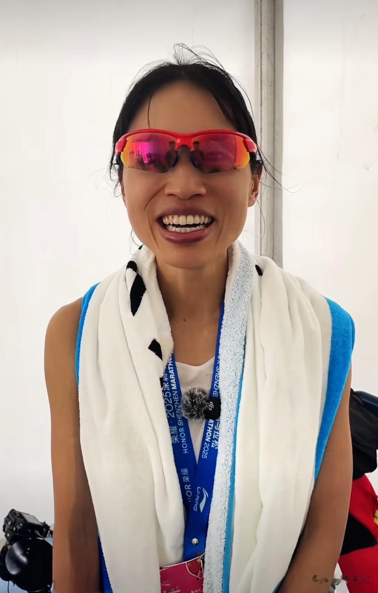 不得不说张水华是个狠人，
50天跑5场马拉松，赚了20多万奖金，院长收入都没她高