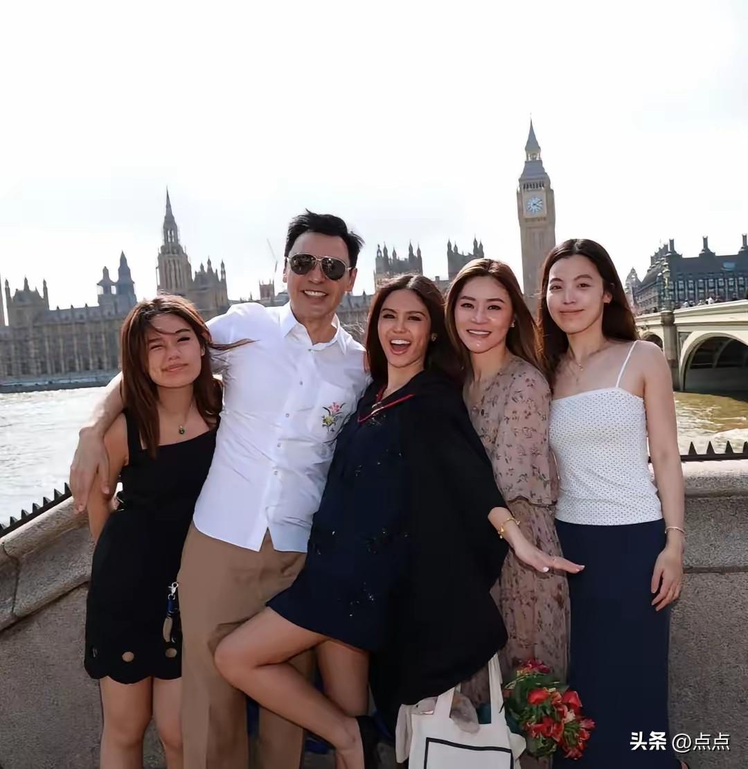73岁的钟镇涛携妻子范姜远赴英国伦敦，出席小女儿钟懿的大学毕业典礼。22岁的钟懿