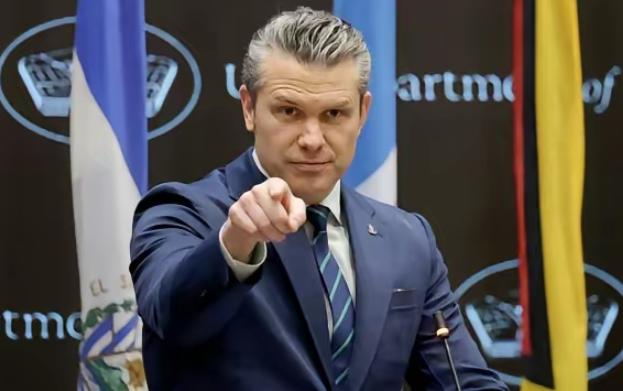 美军这回真是出了大新闻，据美国匿名官员爆料，国防部长赫格塞思直接绕开所有规矩，把