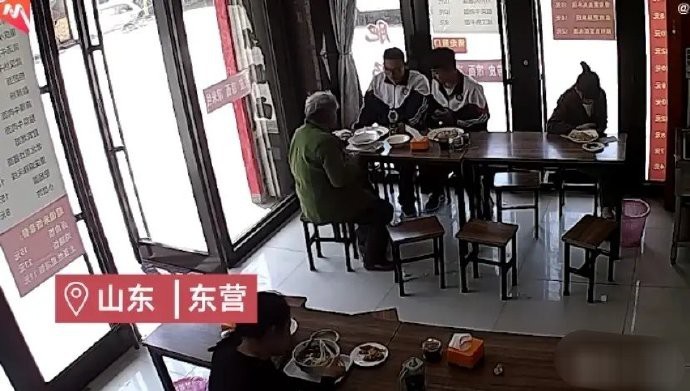 山东东营，两名中学生本想去面馆吃饭，但在面馆门口，他们却看到了一个无助徘徊的老人