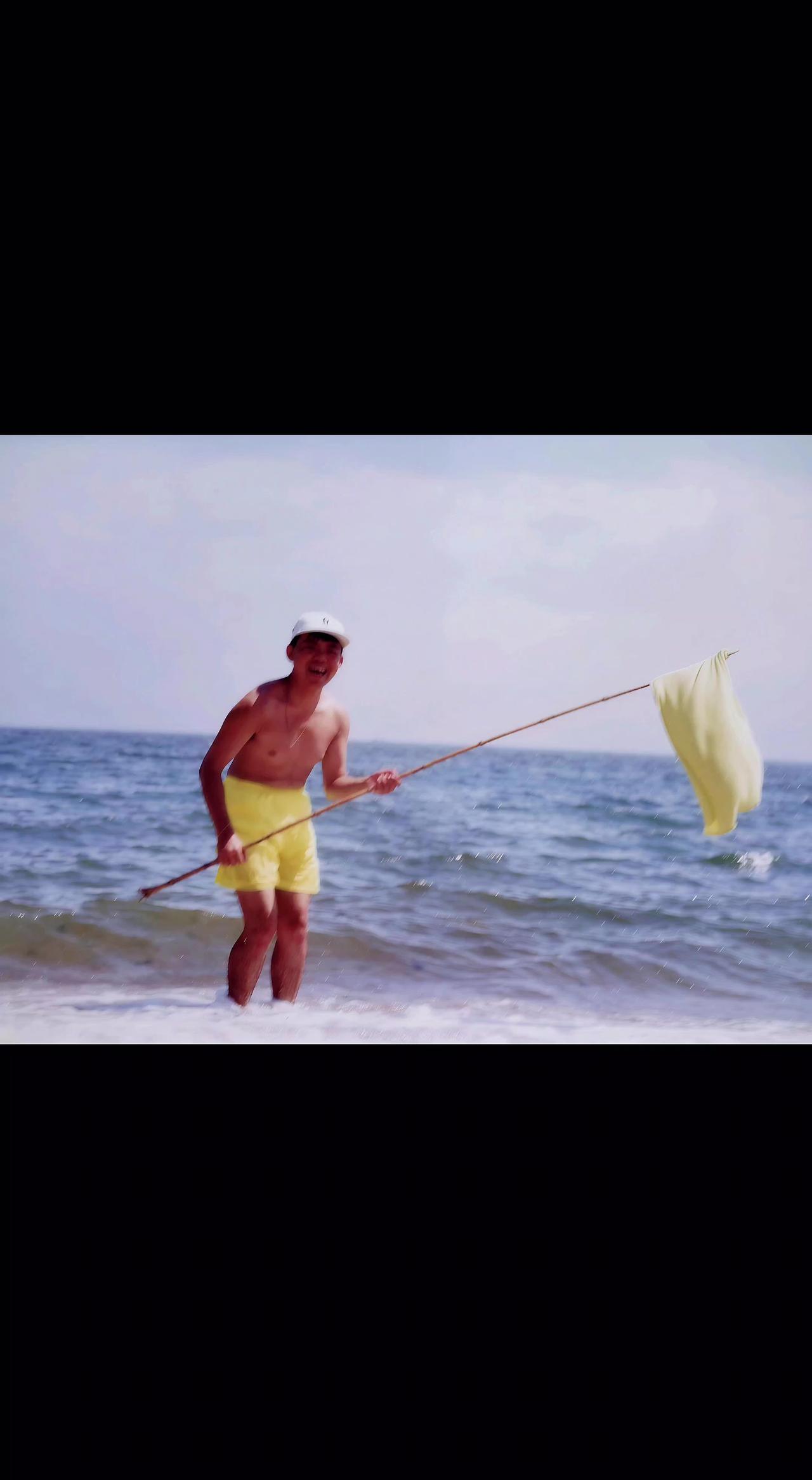 🌊那年夏天，他把海风织成网。浪是会跑的诗，笑是没拆封的糖🍬。时光啊，总在回忆