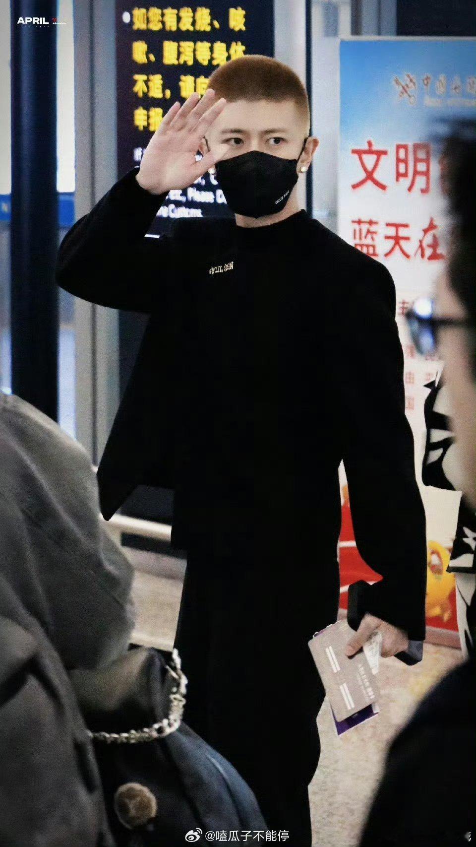 任嘉伦出发爱奇艺尖叫之夜，这个发色太帅了 好叛逆的发色