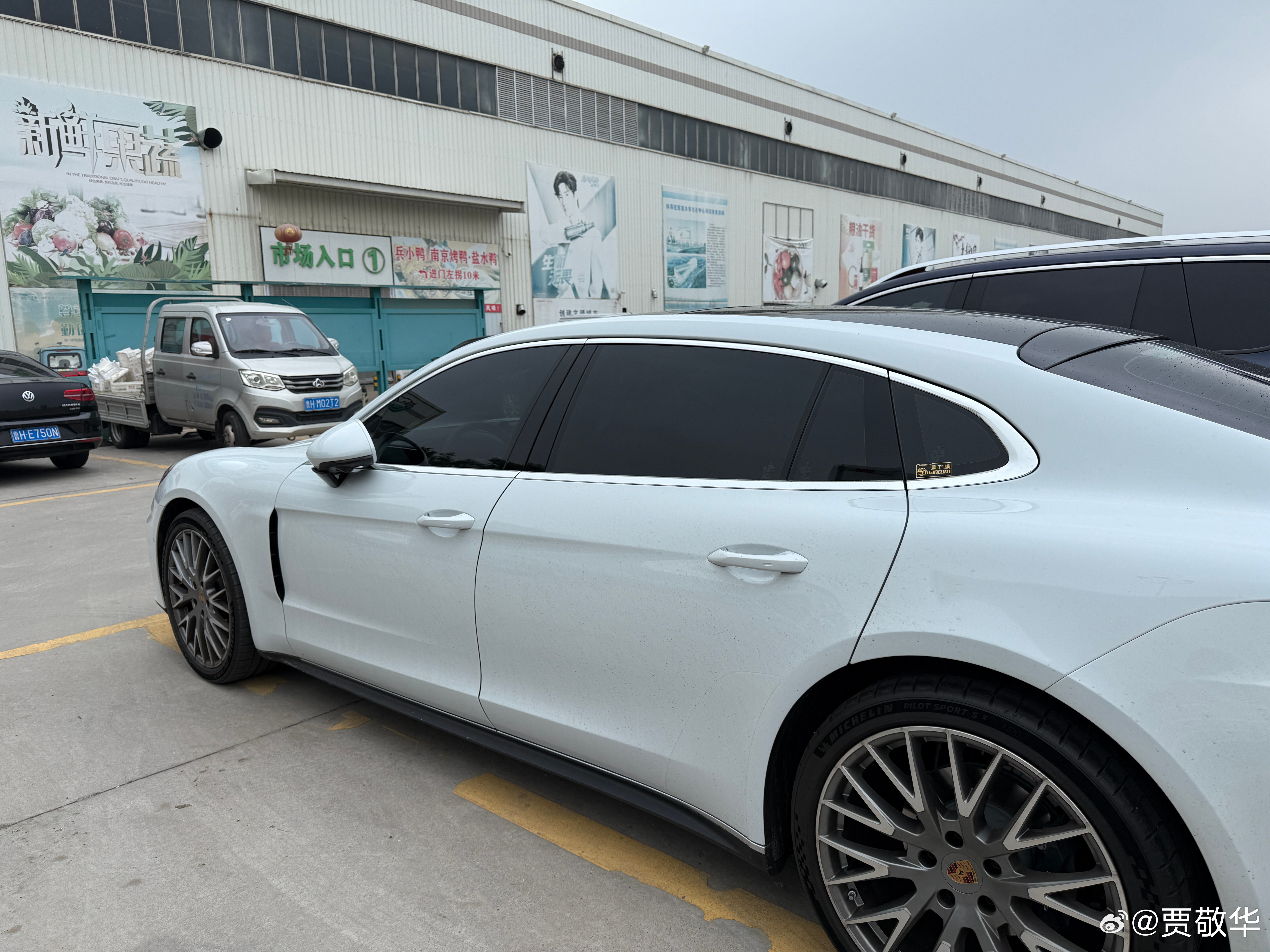 刚才在菜市场遇到一辆车，大家猜这是保时捷，还是小米SU7呢？ ​​​