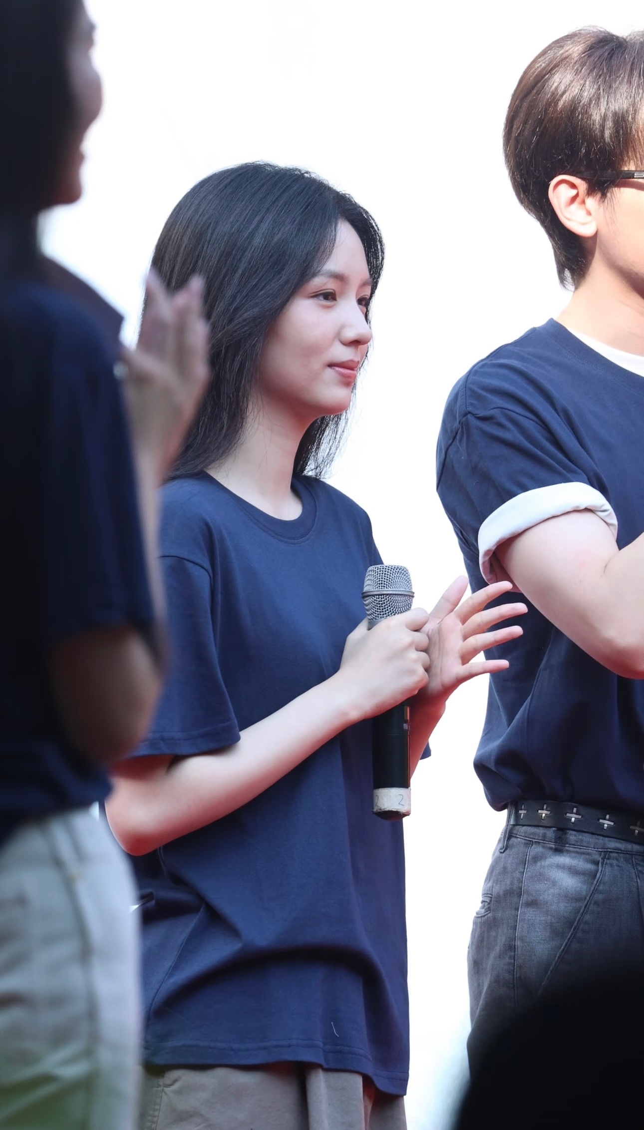 周也胡先煦的新戏《潮热雨季》开机，男帅女美，周也的状态好好～清秀干净的美～ 