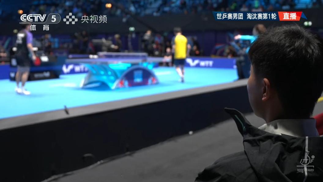 马龙许昕刘诗雯现场观战国乒中国男团vs澳大利亚乒乓球  坐在场边的是马龙啊 