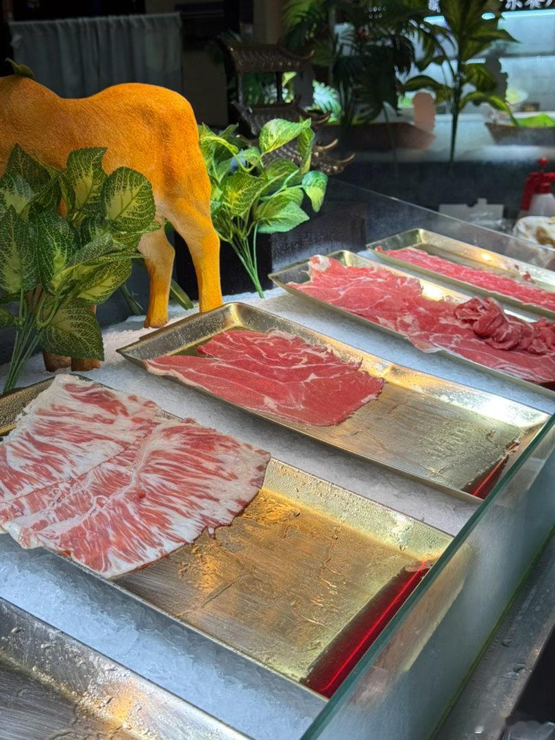 出差吃过很多酒店自助餐，这家酒店自助餐的品类丰富到让我觉得很夸张环境不是很精致，