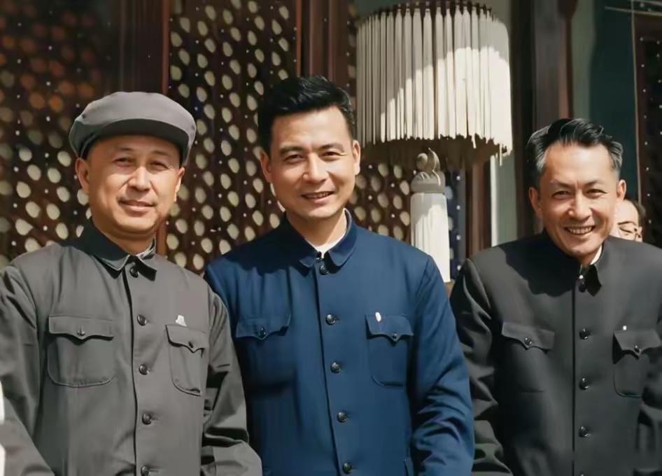 1966年10月1日，天安门城楼上，站着三位科学巨人，认得其中任何两位，您就超级