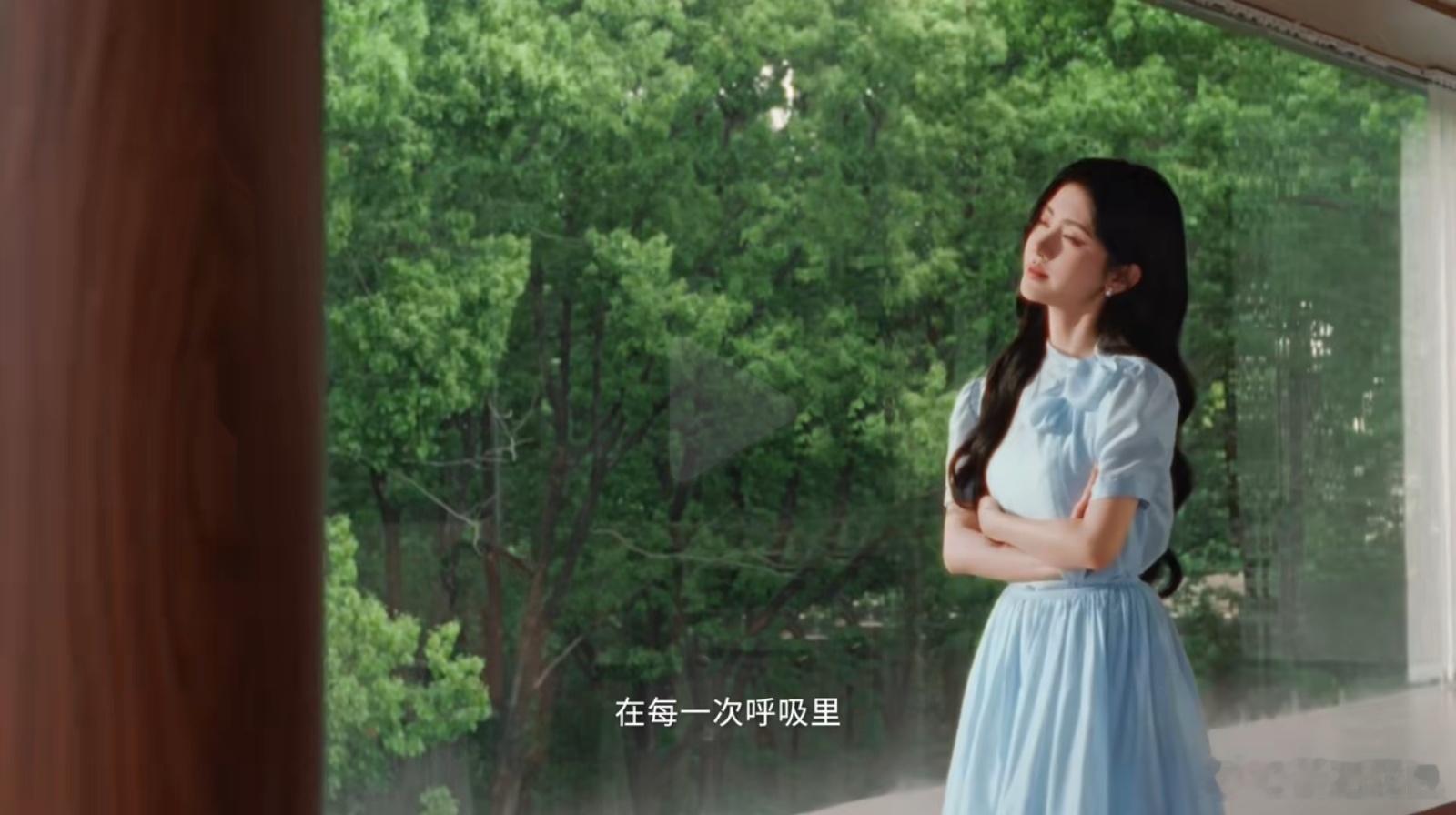 RUFI携手代言人鞠婧祎，以一缕馨香治愈日常美好香氛，是藏在生活里的温柔仪式感。
