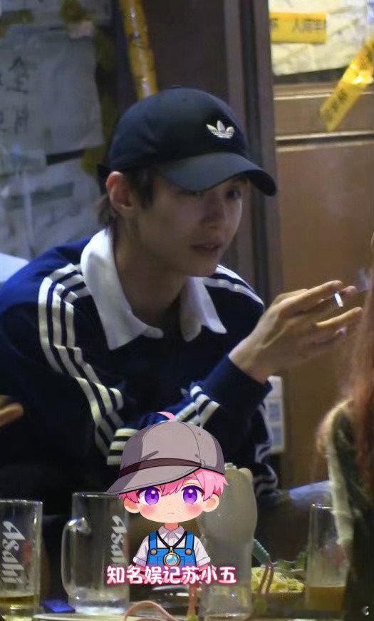 何与烟瘾何与露天酒吧抽烟 何与烟瘾不小啊 