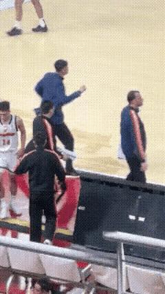 有网友说:“如果给杜峰配一把枪，杜峰能把胡明轩崩了”。让我说，骂归骂，真崩了啥性