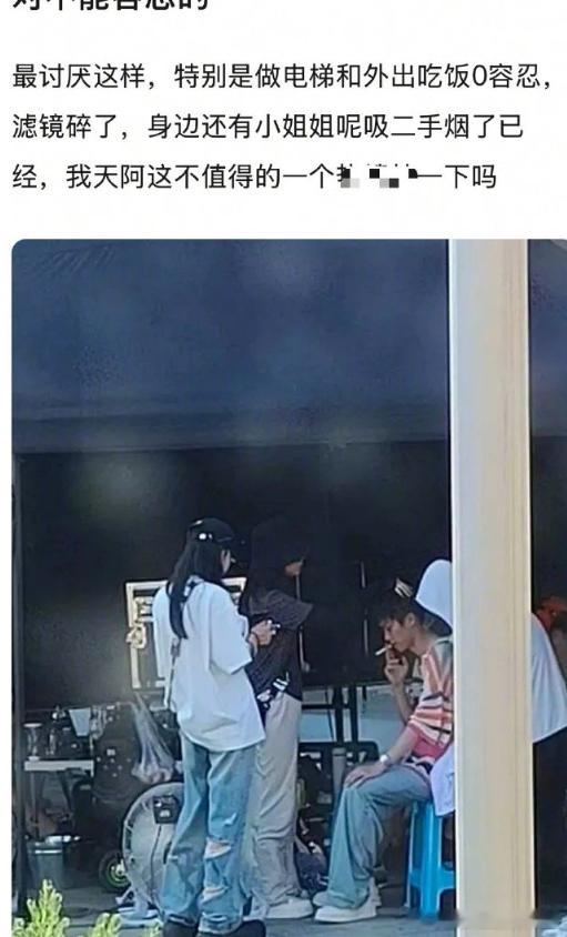 梓渝在公共场合抽烟梓渝在片场抽烟 有目击者称在餐厅外看到梓渝吸烟，虽然是在室外，